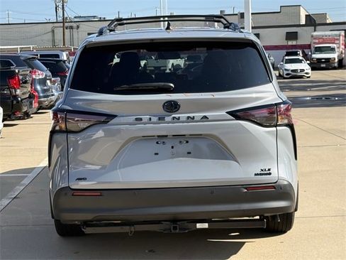 Used 2024 Toyota Sienna XLE Woodland Edition image 5
