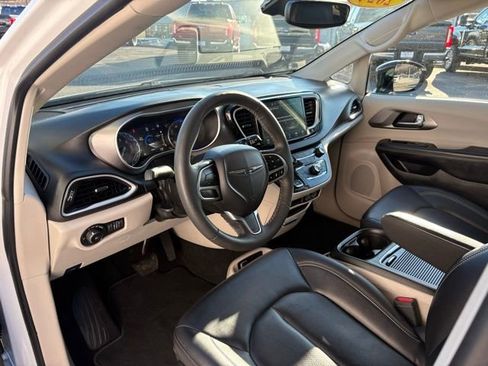 Used 2024 Chrysler Pacifica Touring-L image 3