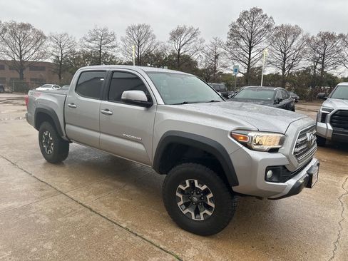 Used 2017 Toyota Tacoma TRD Off-Road image 2