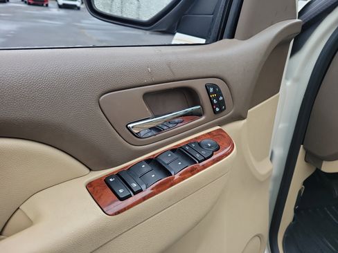 Used 2013 Chevrolet Avalanche LTZ image 18