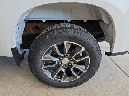 Used 2022 Chevrolet Silverado 1500 LT AWD/4WD image 37