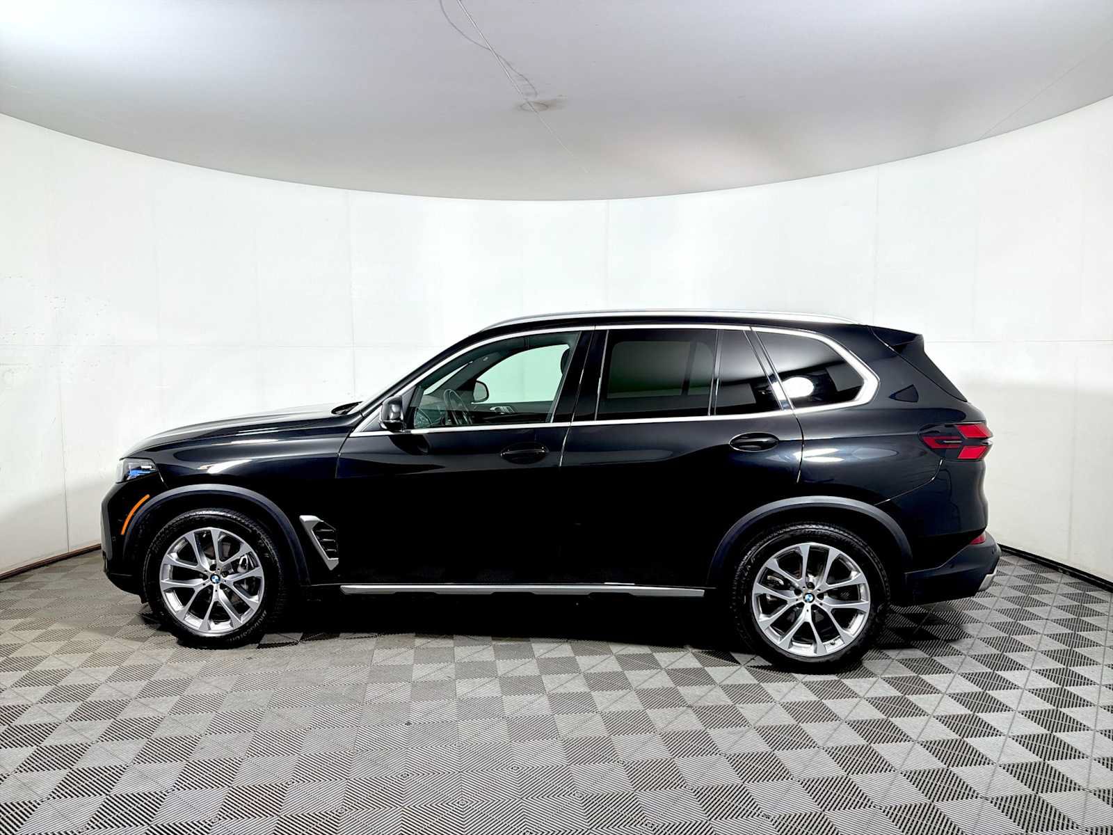 Used 2024 BMW X5 xDrive40i w/ Premium Package AWD/4WD image 4
