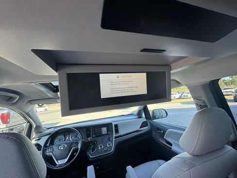 Used 2020 Toyota Sienna Limited Premium w/ Carpet Mat Package image 24