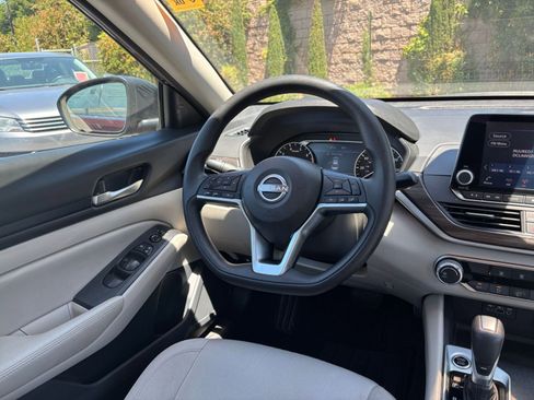 Used 2025 Nissan Altima 2.5 SV FWD image 34