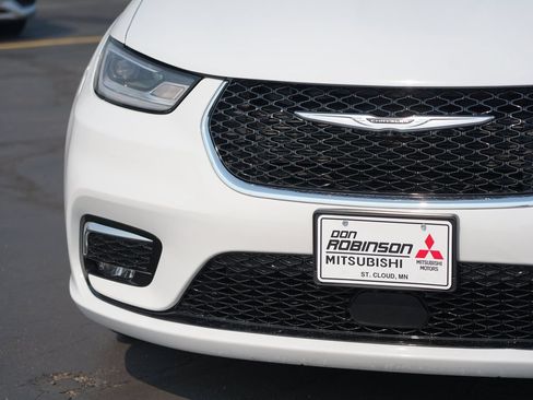 Used 2023 Chrysler Pacifica Touring-L FWD image 9