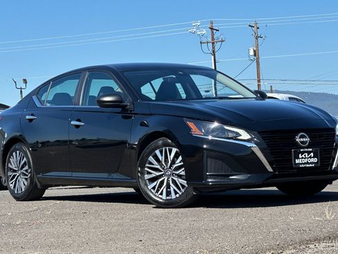 Used 2025 Nissan Altima 2.5 SV FWD image 2