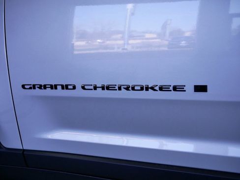 Used 2024 Jeep Grand Cherokee Altitude image 18