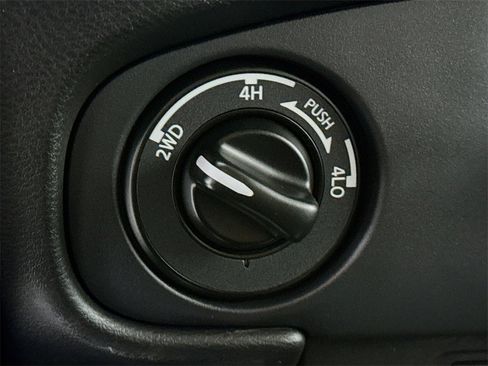 Certified 2024 Nissan Frontier SV image 11