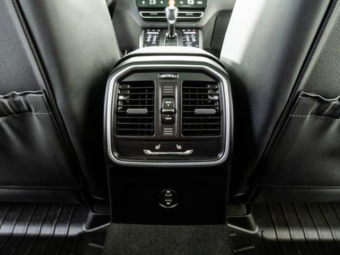 Certified 2023 Porsche Macan AWD/4WD image 20