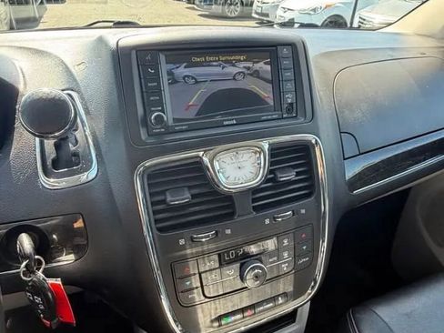 Used 2016 Chrysler Town & Country Touring FWD image 10