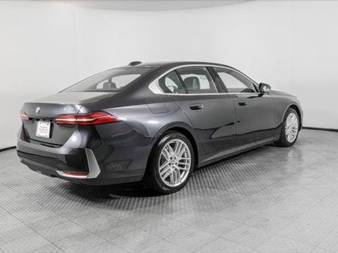 Used 2025 BMW 530i w/ Premium Package RWD image 8