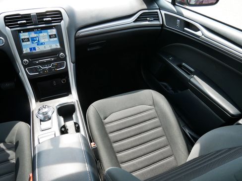 Used 2018 Ford Fusion SE w/ Fusion SE Technology Package FWD image 11