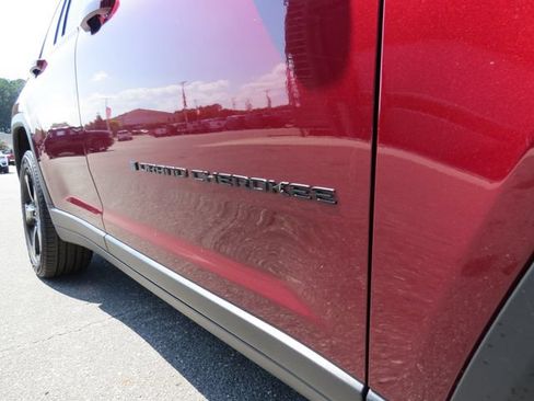 Used 2023 Jeep Grand Cherokee Limited w/ Luxury Tech Group II AWD/4WD image 9