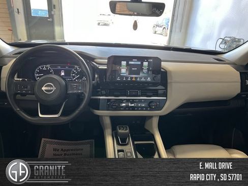 Used 2025 Nissan Pathfinder SL FWD image 18