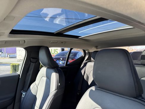 Used 2025 Volvo XC40 B5 Core image 28