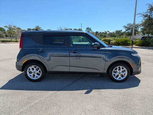 Used 2022 Kia Soul S FWD image 3