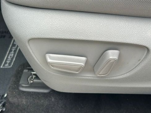 Used 2023 Toyota Highlander LE FWD image 26