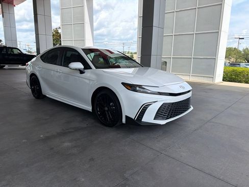 Used 2026 Toyota Camry SE FWD image 7