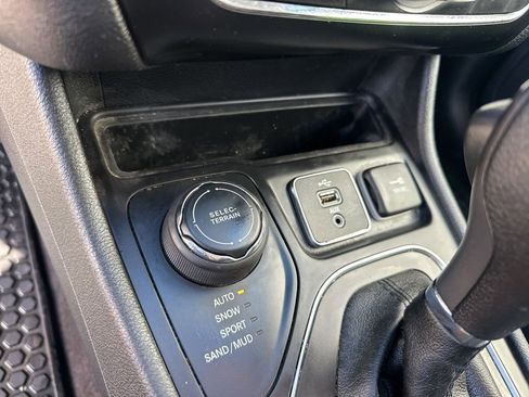 Used 2019 Jeep Cherokee Latitude w/ Cold Weather Group image 17