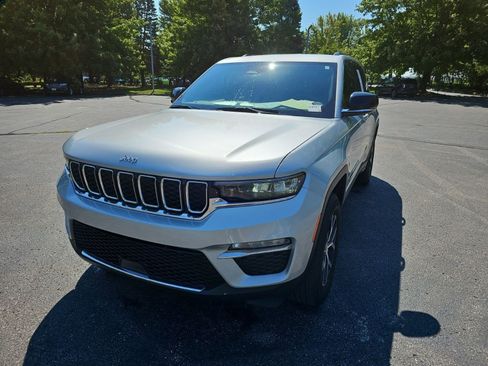 Used 2025 Jeep Grand Cherokee Limited AWD/4WD image 2