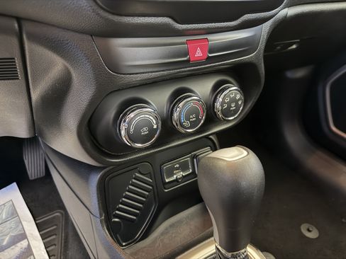 Used 2016 Jeep Renegade Latitude FWD image 20