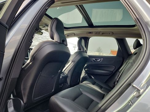 Used 2019 Volvo XC60 T5 Momentum image 11
