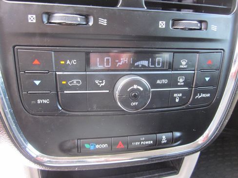 Used 2015 Chrysler Town & Country Touring image 26