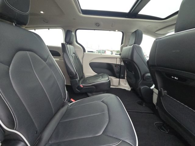 Used 2024 Chrysler Pacifica Limited FWD image 15
