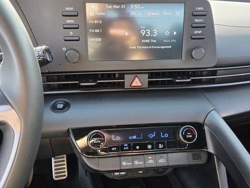 Used 2025 Hyundai Elantra Sport image 17
