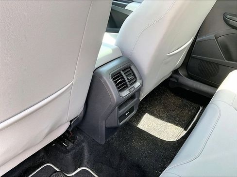 Used 2023 Volkswagen Taos SE w/ Panoramic Sunroof Package AWD/4WD image 23