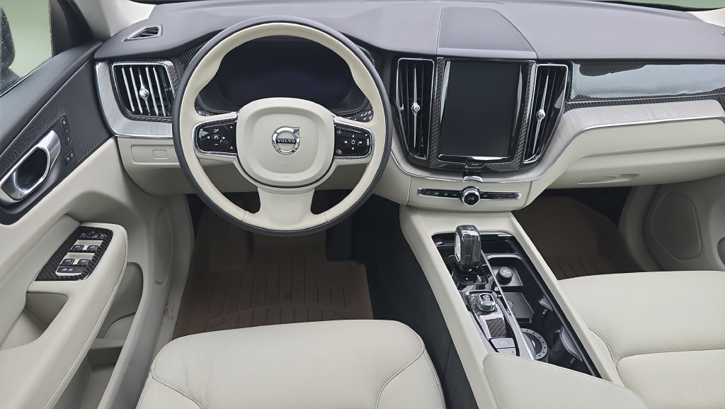 Used 2024 Volvo XC60 B5 Plus w/ Protection Package Premier AWD/4WD image 14