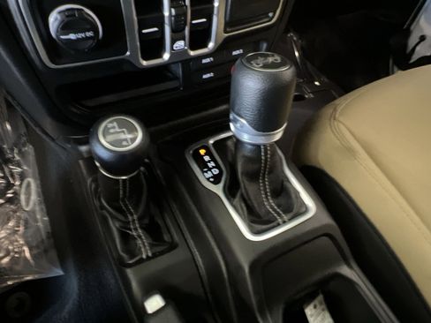 Used 2018 Jeep Wrangler Unlimited Sahara image 20