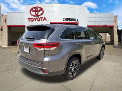 Used 2019 Toyota Highlander LE FWD image 5