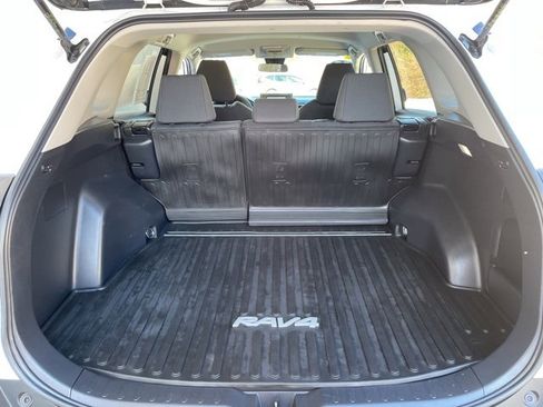 Used 2022 Toyota RAV4 LE image 9