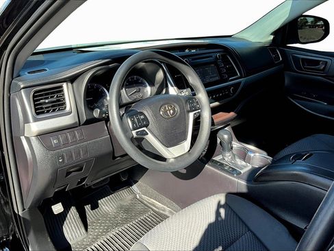 Used 2019 Toyota Highlander LE image 12