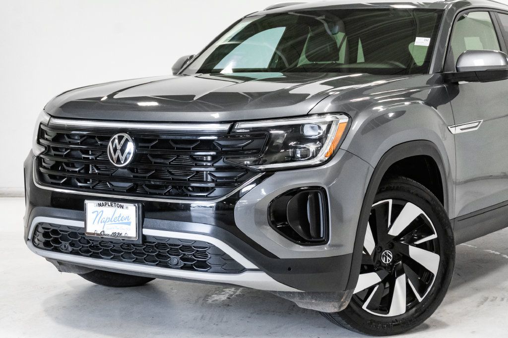 Used 2025 Volkswagen Atlas Cross Sport SE AWD/4WD image 2