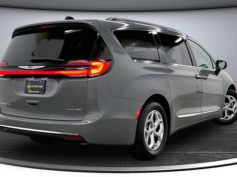 Used 2023 Chrysler Pacifica Limited FWD image 6