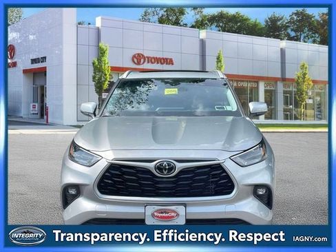 Used 2023 Toyota Highlander XLE AWD/4WD image 2