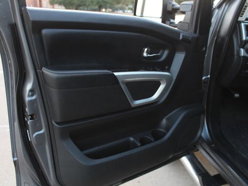 Used 2018 Nissan Titan PRO-4X w/ Pro-4x Convenience Package AWD/4WD image 17