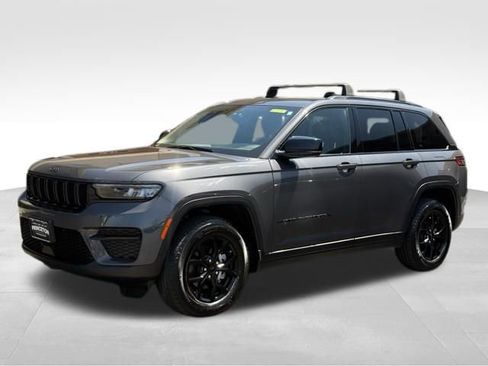 Used 2024 Jeep Grand Cherokee Altitude AWD/4WD image 3