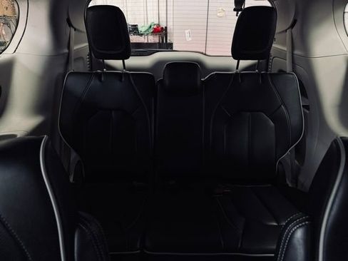 Certified 2023 Chrysler Pacifica Limited FWD image 24
