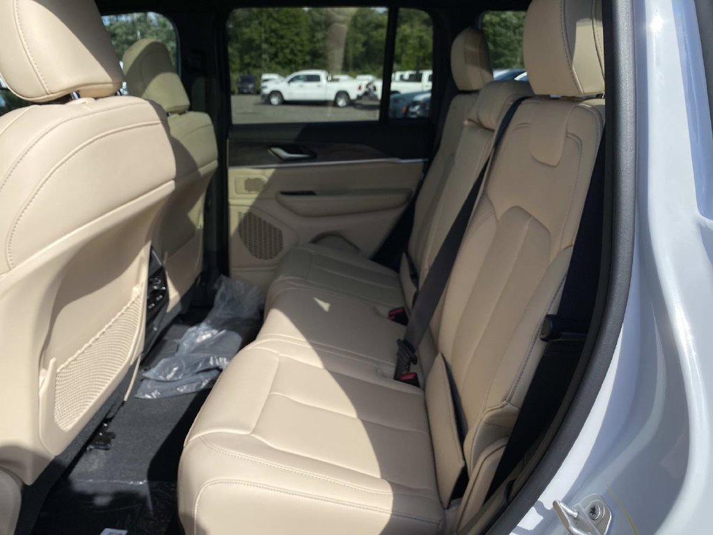New 2027 Jeep Grand Cherokee Limited AWD/4WD image 6
