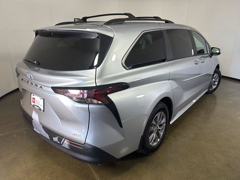 Used 2025 Toyota Sienna XLE w/ XLE Plus Package AWD/4WD image 10