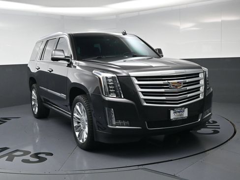 Used 2018 Cadillac Escalade Platinum AWD/4WD image 3