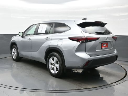 Used 2024 Toyota Highlander LE AWD/4WD image 4