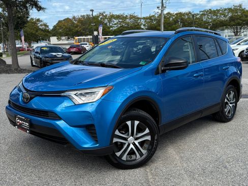 Used 2018 Toyota RAV4 LE image 1