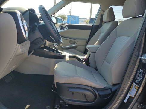 Used 2025 Kia Soul LX w/ LX Technology Package image 13