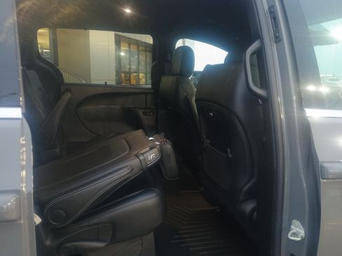 Used 2025 Chrysler Pacifica Select image 15