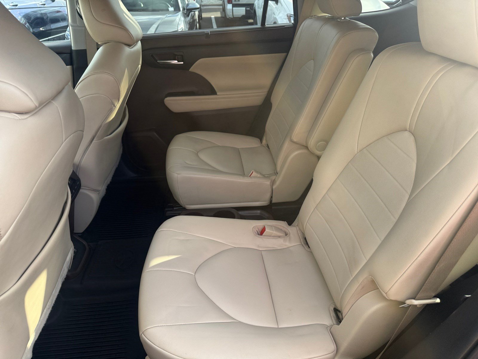 Used 2021 Toyota Highlander XLE FWD image 17
