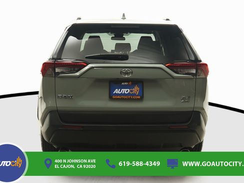 Used 2019 Toyota RAV4 XLE AWD/4WD image 12